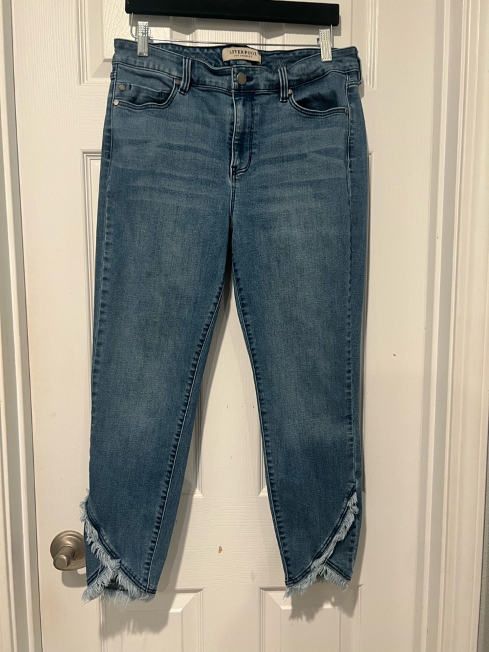 Liverpool Cropped Ankle Jeans in Light Blue with Frayed V-Hem